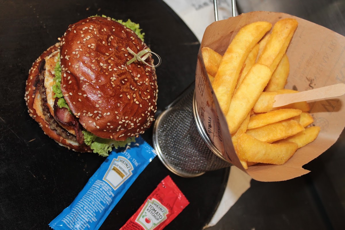 Burger mit Süßkartoffel-Pommes im Korb bei Big Brothers Burger House