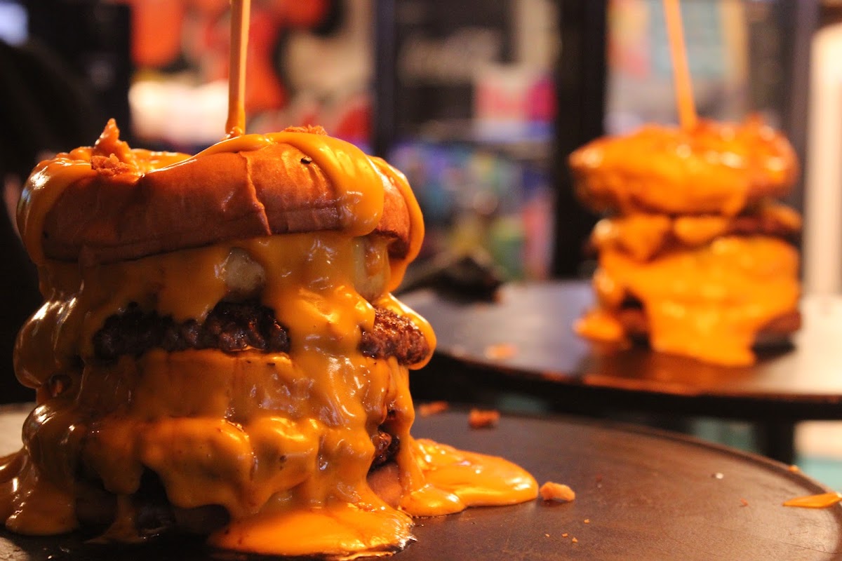 Saftiger Cheeseburger von Big Brothers Burger House mit geschmolzenem Käse