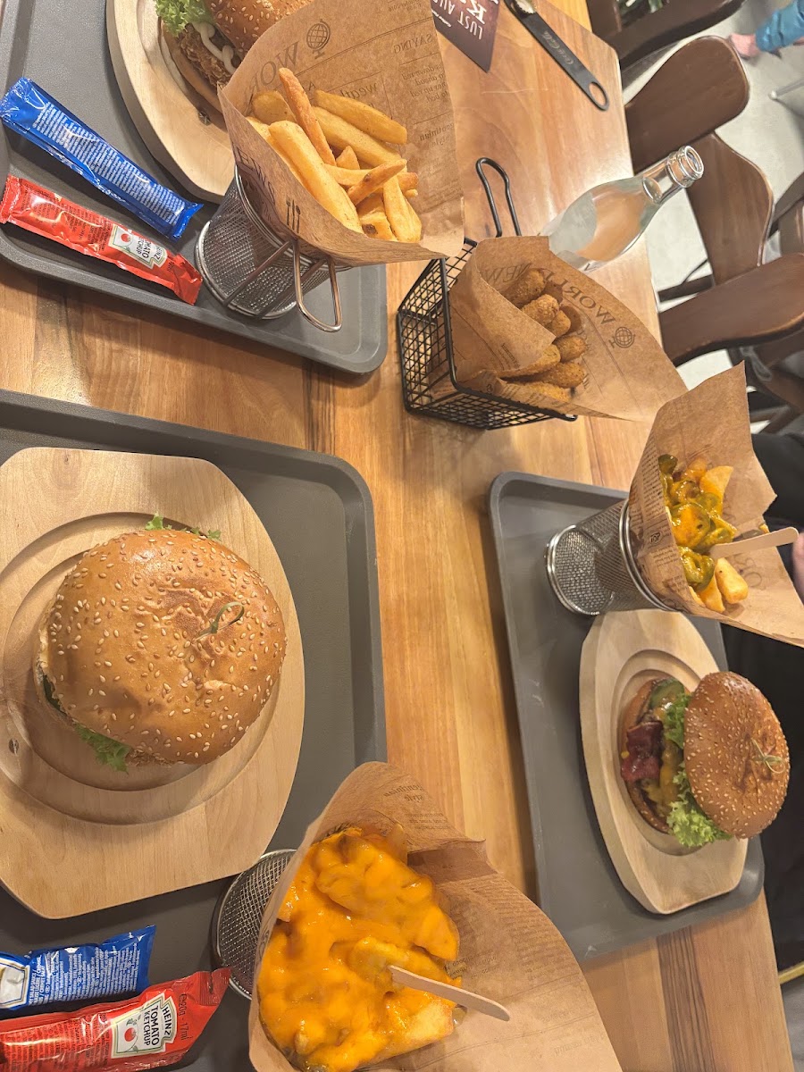 Finger Food und Burger auf dem Tisch bei Big Brothers Burger House