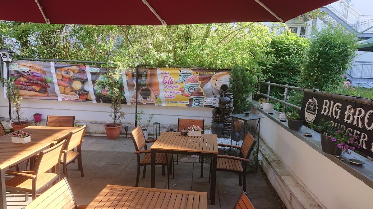 Terrasse von Big Brothers Burger House mit Sitzplätzen im Freien